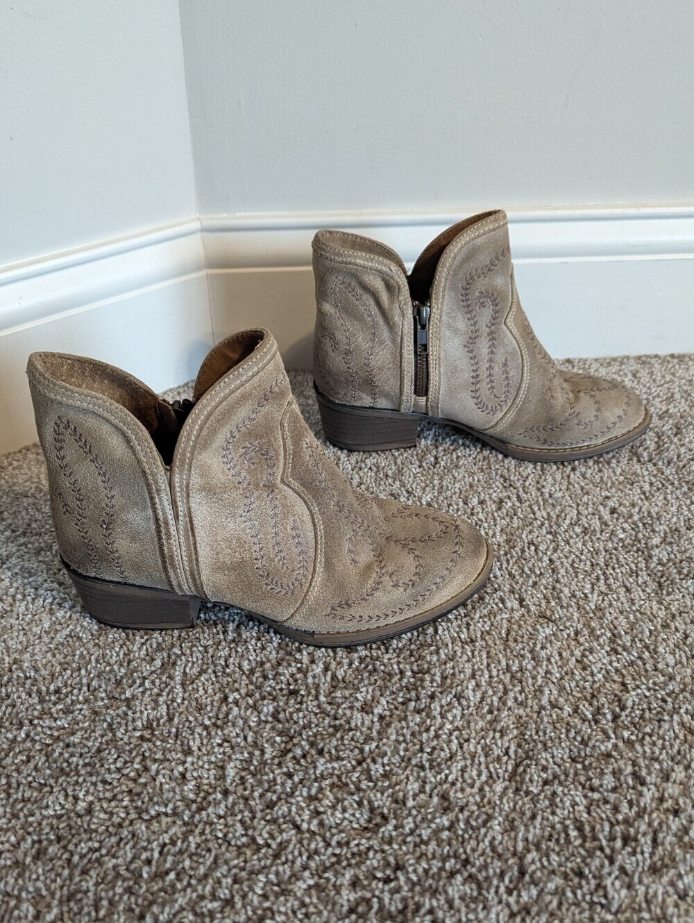 Sterling River Taupe Embroidered Leather Bootie sz 6.5